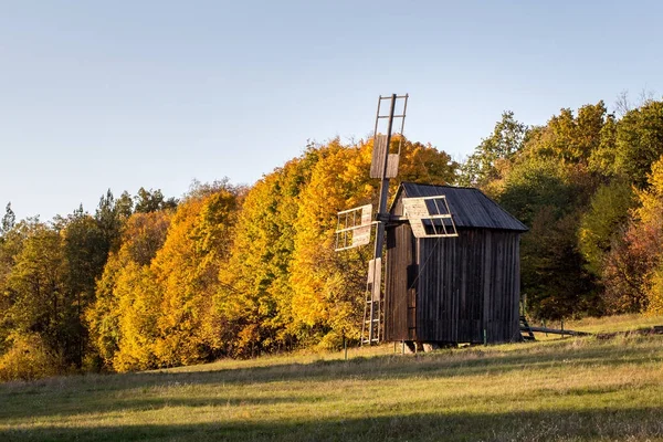 Alte hölzerne Windmühle — Stockfoto