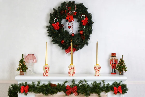 Closeup fireplace mantel with wreath — Stock Photo, Image