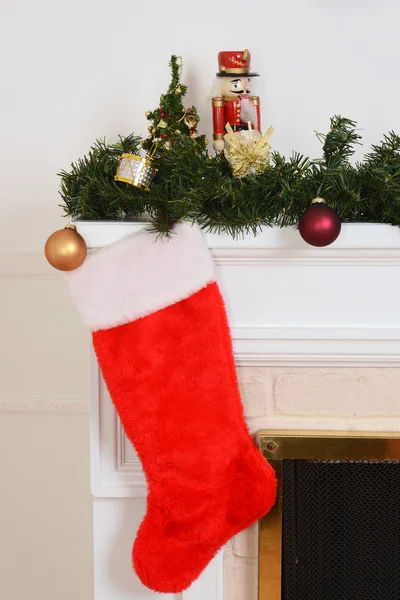 Christmas stocking op open haard — Stockfoto