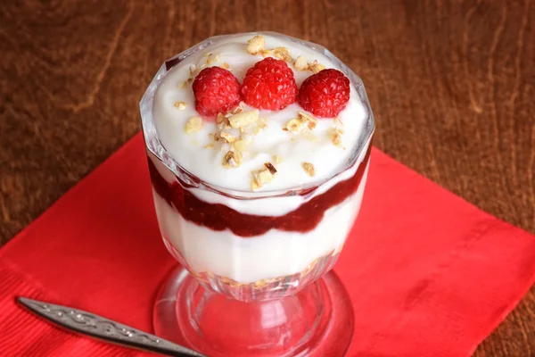 Närbild hallon parfait med granola — Stockfoto