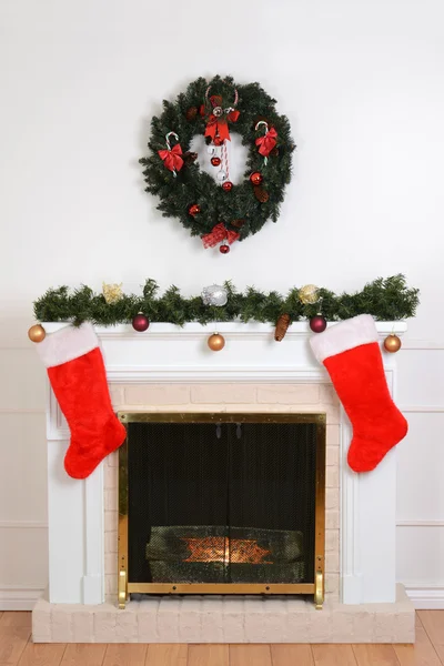 Lareira de Natal com meias de Santa — Fotografia de Stock