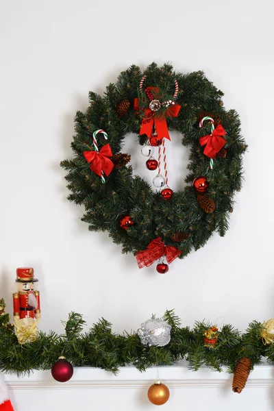 Χριστουγεννιάτικο στεφάνι πάνω από την κορνίζα τζακιού εστιών — Φωτογραφία Αρχείου
