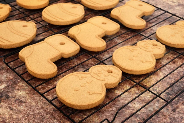 Christmas cookies cooling on rack — Stock Photo, Image