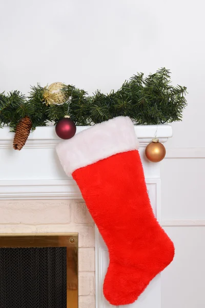 在壁炉上的特写圣诞老人袜子 — 图库照片