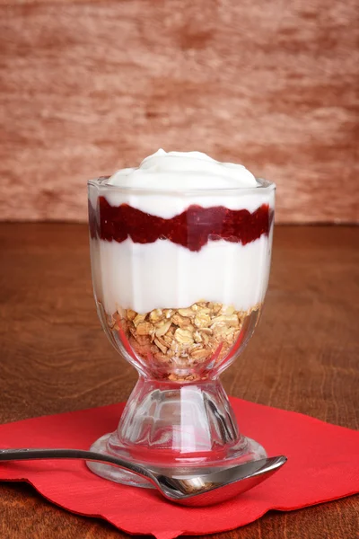 Erdbeer-Vanille-Parfait mit Löffel — Stockfoto