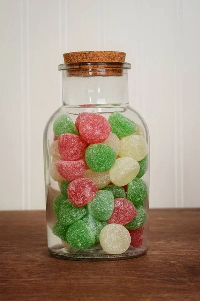 Nahaufnahme Glas Weihnachtskaugummi fällt Bonbons — Stockfoto