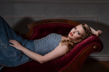 1940'larda stil esmer bayılma kanepede