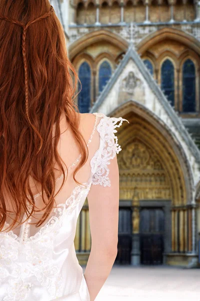Mariée en face de l'église attendant — Photo
