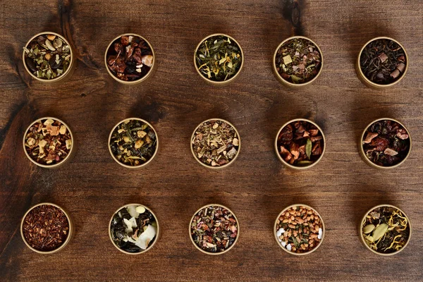 Surtido de té de hierbas orgánicas en latas de metal — Foto de Stock