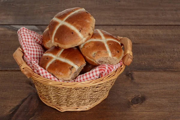 Weidenkorb mit heißen Kreuzbrötchen — Stockfoto