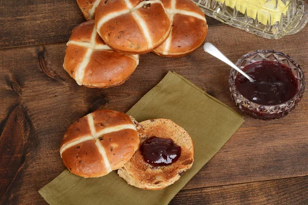 Von oben heißes Kreuzbrötchen mit Erdbeermarmelade — Stockfoto