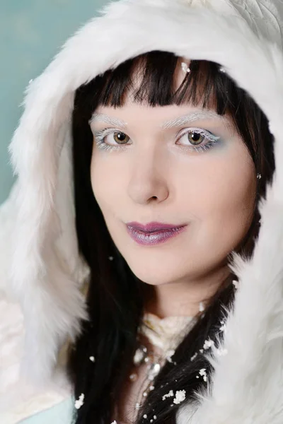 Femme avec capuche et neige dans les cheveux — Photo