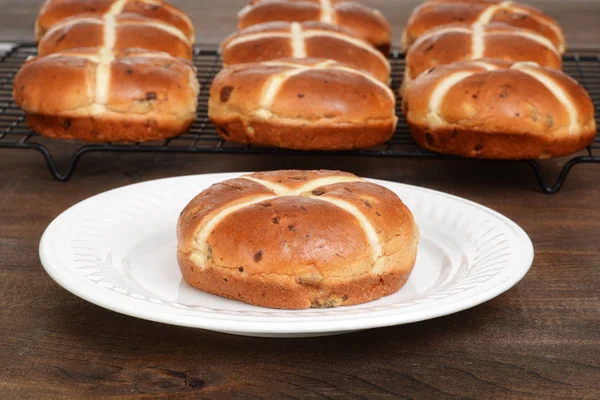 Heiße Kreuzbrötchen auf einem Teller — Stockfoto