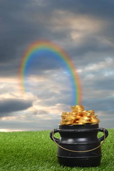 Rainbow leading to pot of gold — Stock Photo, Image