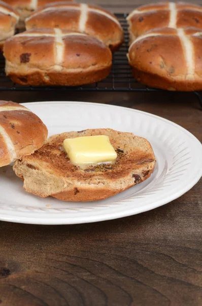 Geröstete heiße Kreuzbrötchen mit Butter — Stockfoto