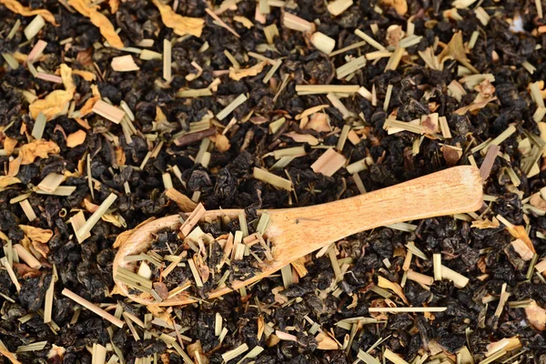 Loose leaf organic tea in wood spoon — Stock Photo, Image