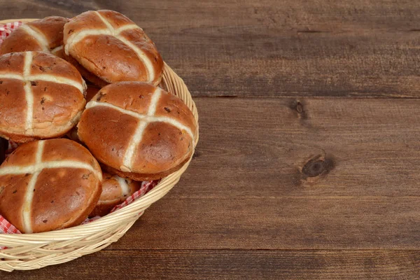 Gros plan chaud croix petits pains dans panier — Photo