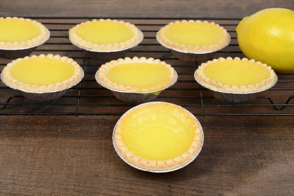 Primer plano tarta de limón con más enfriamiento en rack —  Fotos de Stock