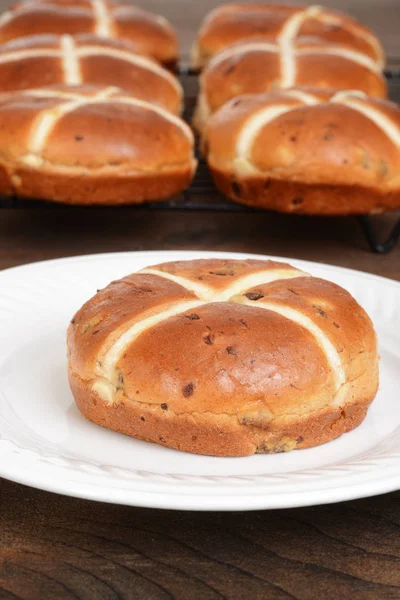 Primo piano hot cross bun sul piatto — Foto Stock