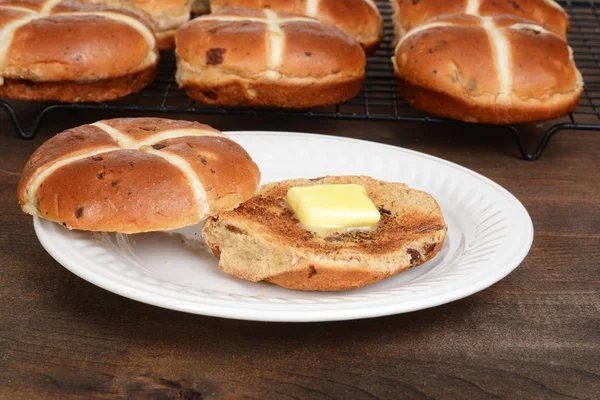 접시에 구운된 뜨거운 십자가 빵 — 스톡 사진