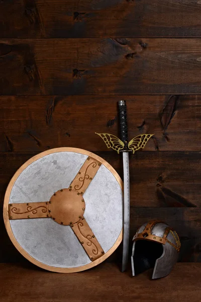 Guerreiro escudo espada e capacete — Fotografia de Stock