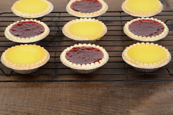 Strawberry and lemon tarts cooling — Stock Photo, Image