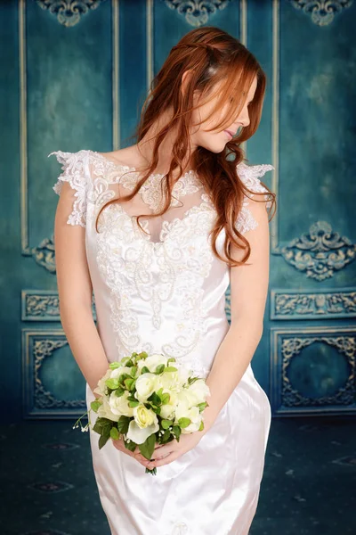 Mariée avec tresses et bouquet de fleurs — Photo