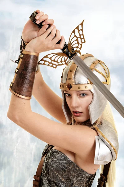 Närbild kvinna krigare med svärd — Stockfoto