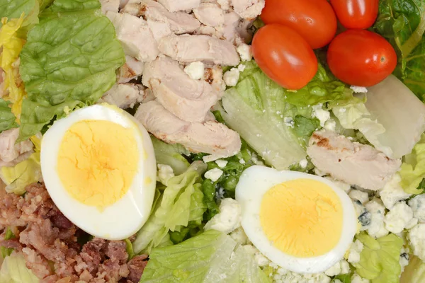 Míchaný salát s kuřecím masem slaninou vejce makro — Stock fotografie