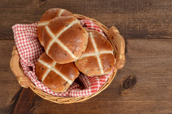 상위 뷰 뜨거운 십자가 빵 바구니에 — 스톡 사진
