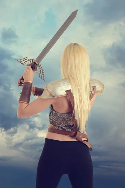 Costas de guerreiro mulher segurando uma espada — Fotografia de Stock