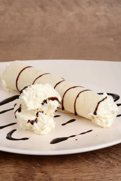 Vanilla ice cream krepy z sosem czekoladowym — Zdjęcie stockowe