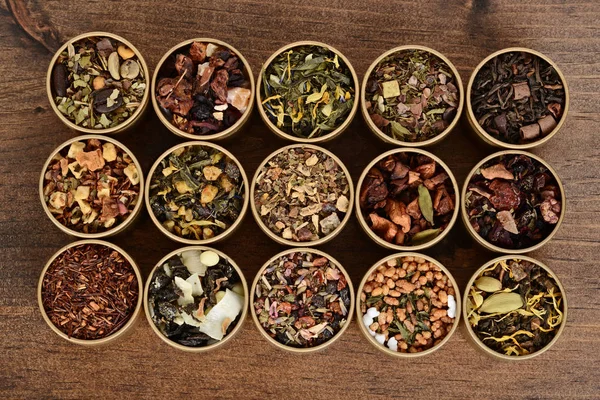 Vista superior té de hierbas orgánicas en latas — Foto de Stock