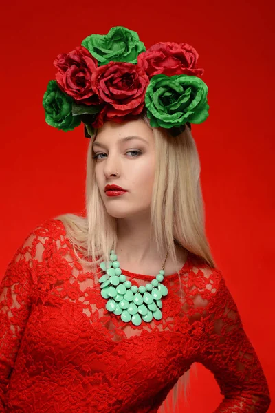 Mujer de moda en vestido rojo y corona de flores — Foto de Stock