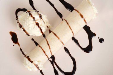 çikolata soslu vanilyalı krem krep