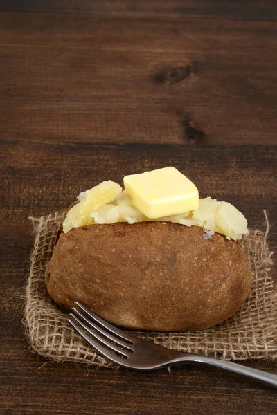 Rustikální pečený brambor s máslem — Stock fotografie