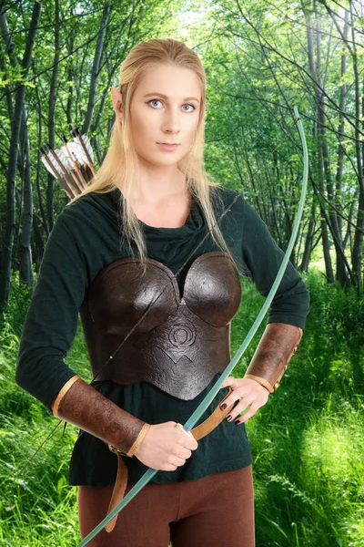 Kobieta elf z zielony łuk — Zdjęcie stockowe