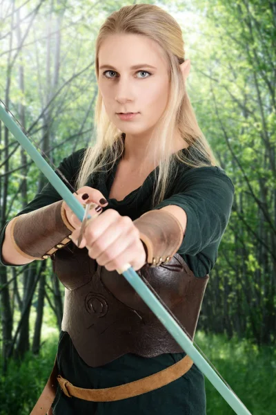 Elfo di legno femminile con arco e freccia — Foto Stock