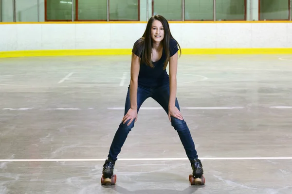 Kobiece kobieta młody nastolatek w roller skating arena — Zdjęcie stockowe