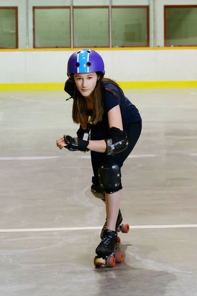 Teen dziewczyna gry roller derby — Zdjęcie stockowe