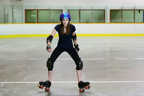 Adolescente de pie sobre ruedas traseras en patines quad — Foto de Stock