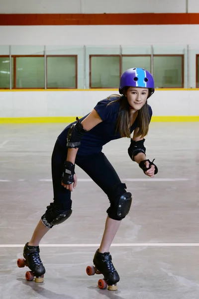 Dospívající dívka roller derby stojící na toe zastaví — Stock fotografie