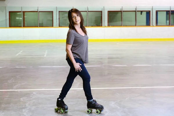 Femme faisant crossover sur patins à roulettes quad — Photo