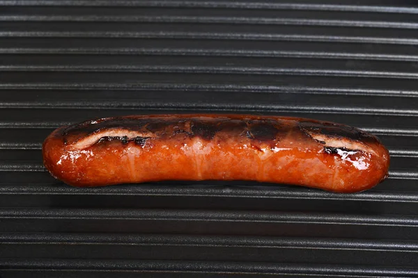 Primer plano de la cocción de salchichas en una parrilla — Foto de Stock