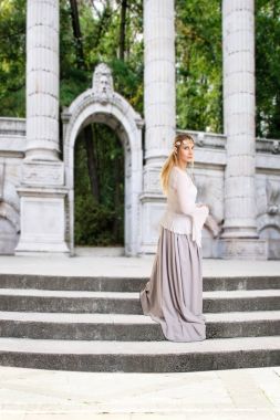 üzerinde taş merdivenle dişi elf