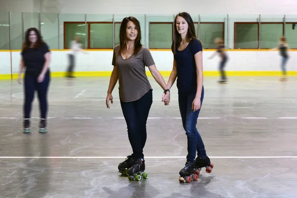 Mère et fille à la patinoire se concentrer sur maman — Photo