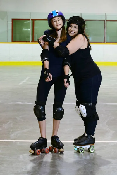 Мать и дочь катаются на роликовых коньках — стоковое фото