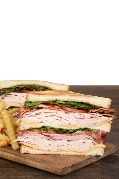 Zbliżenie tosty Turcja club sandwich z frytkami — Zdjęcie stockowe