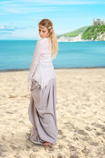 Vrouwelijke elf op een strand draagt een kroon — Stockfoto