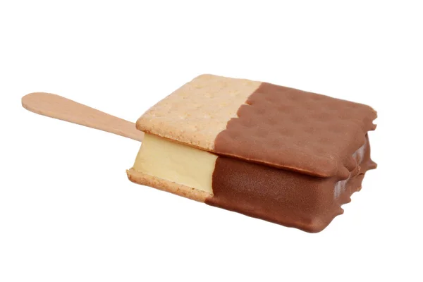 Na białym tle s'mores sandwich lody na popsicle stick — Zdjęcie stockowe